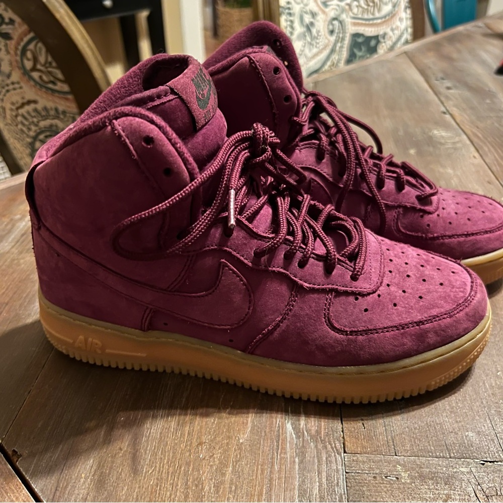 Sophisticated Nike Basketball Shoes in Burgundy.